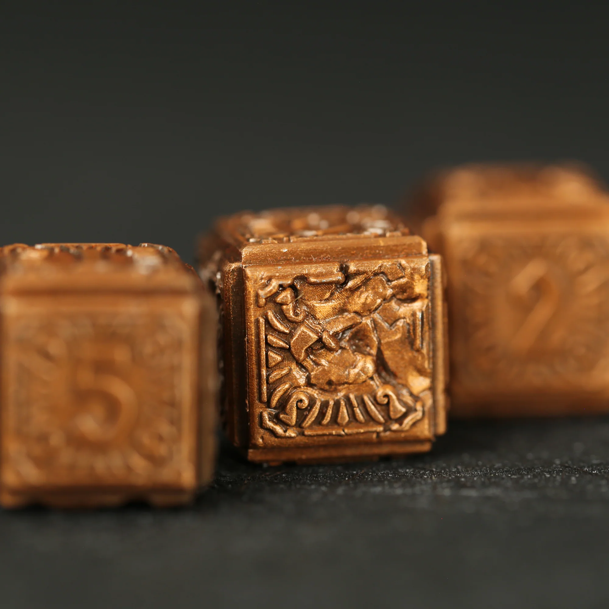 Abyssal Pearl Cthulhu D6 Metal Dice - Image 2